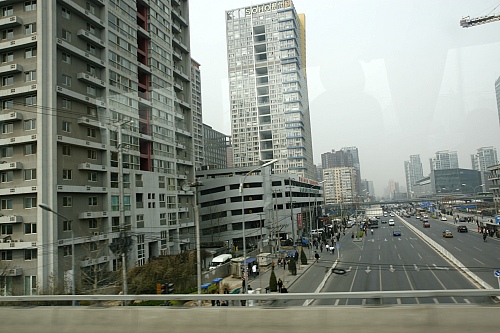 넓은 도로가 시원하게 뻗어있는 베이징 도심 거리.