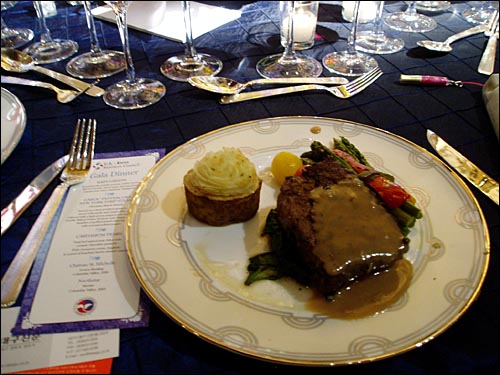 17일 이명박 대통령의 만찬 테이블에 오른 '몬테나'산 쇠고기 요리.