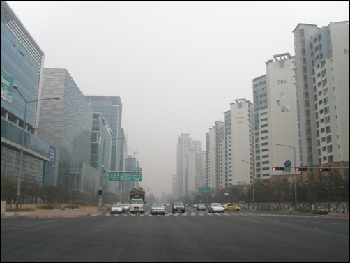 서울 마포구 상암동. 오른쪽이 아파트단지다.