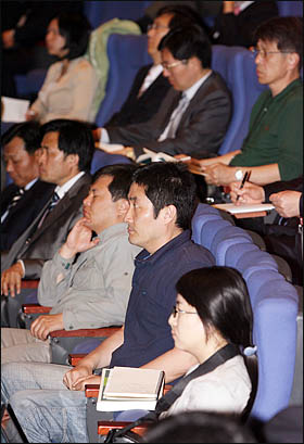 '한반도대운하와 영향평가'를 주제로 한국환경영향평가학회가 18일 서울대에서 개최한 춘계 학술발표대회에서 참석자들이 찬반측 주장을 경청하고 있다.