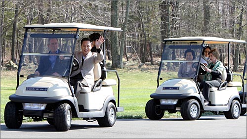 대통령이 18일 오후(현지시각)  워싱턴D.C  북쪽 메릴랜드주 캠프 데이비드에서 부시 미국 대통령을 만나 함께 골프  카트를 타고 이동하고 있다. 