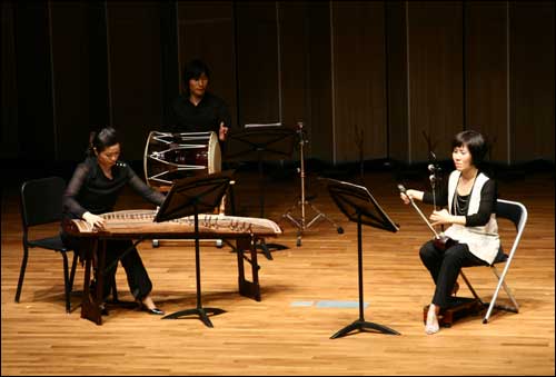공연 중 박영란 작곡의 "사계 중 겨울"을 연주하는 김준희(오른쪽), 양재춘(가운데, 타악기·장구), 임은정(왼쪽, 가야금)