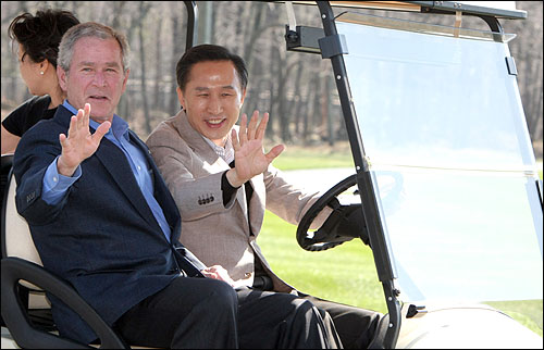 2008년 4월 18일 오후(현지시각)  이명박 대통령이 워싱턴D.C  북쪽 메릴랜드주 미 대통령 공식별장인 캠프 데이비드에 도착, 조지 부시 대통령을 옆자리에 태운 채 골프 카트를 운전해 이동하고 있다.