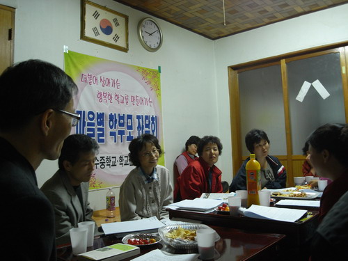  전북 장수중 교사들이 학부모가 살고 있는 마을회관을 찾아 교육 상담을 하고 있다. 사진은 지난 15일 개정리 하평회관 모습. 시계가 밤 9시 10분을 가리키고 있다. 