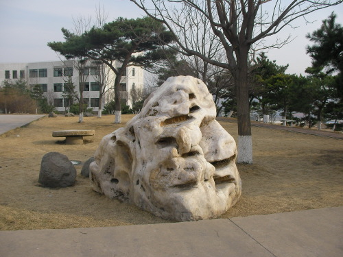 연변과학기술대학 연변고학기술대학 본관 옆 공원에 화강암 자연석이  학교의 웅장함을 표호하고 있는 듯.