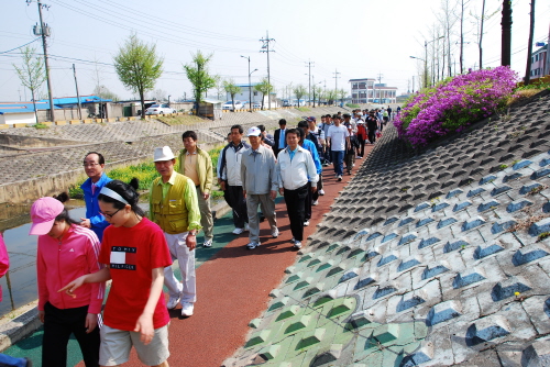 심대평 국회의원과 유한준 도의원이 군민들과 함께 건강걷기대회에 참여하고 있다.