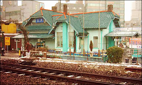 신촌은 서울 대표 번화가기도 하지만 오래된 건물을 심심치 않게 볼 수 있는 곳이기도 하다. 1920년 만들어져 서울에서 가장 오래된 역 건물인 신촌역. 새건물이 들어서기 전인 2004년 1월 찍은 사진이다.