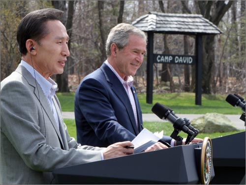 이명박 대통령과 조지 W 부시 대통령은 2008년 4월 19일(현지시각) 캠프 데이비드에서 첫 정상회담을 한 뒤 공동 기자회견에서 한미동맹을 '전통적 우호관계'에서 '21세기 전략동맹'으로 격상하기로 합의했다고 발표했다.