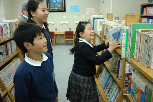 소카초등학교 학생들이 로망도서관에서 책을 고르는 장면.