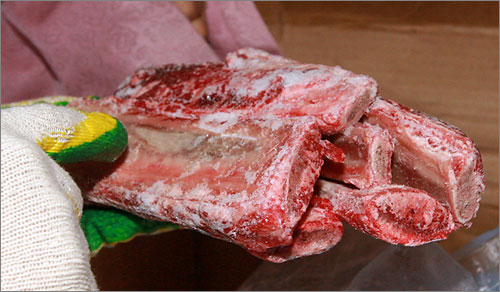 ▲ 2007년 7월, 뼈를 발라내지 않은 채 보내온 미국산 쇠고기