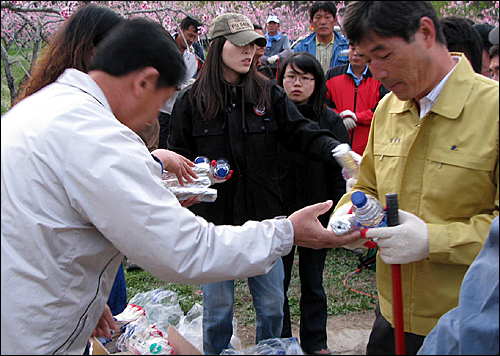 산불 진화요원으로 투입된 공무원에게 김밥 한줄과 생수 한통을 건네고 있다. 