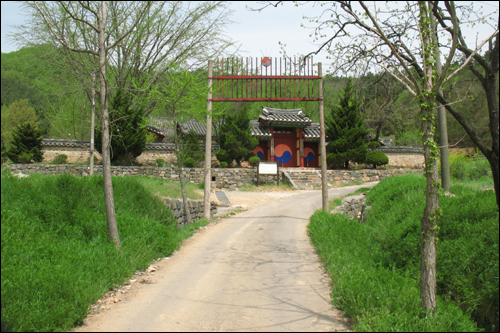 관동리 마을 뒷편 산기슭에 있는 연산향교. 