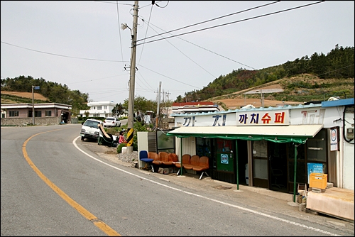 장수리 가는 길에 세포마을 작은 슈퍼가 편의시설로 소파도 비치하고 있다.