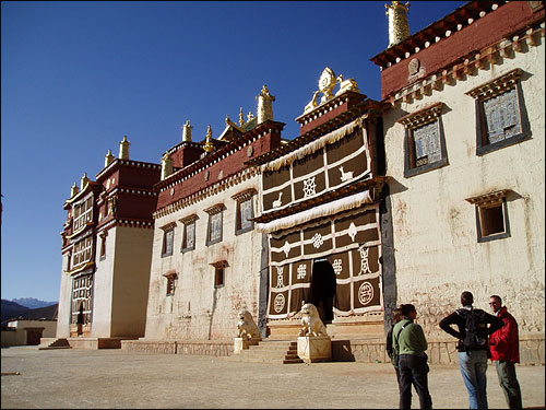 생생한 색채의 대비, 장식이 상부에 집중된 것은 티베트 종교 건축물의 전형. 천으로 된 천막이 문도 독특하다.