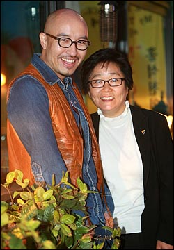 탤런트 홍석천씨와 함께 찍은 최현숙씨의 인터뷰 사진. 지난해 4월 총선 직후 촬영했다. 