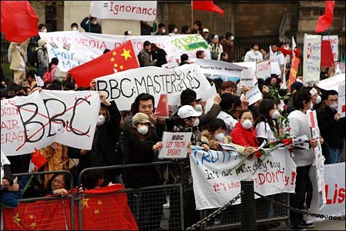 지난 19일 영국 맨체스터 BBC 본사 앞에서 수백 명의 중국인이 몰려 BBC의 '반중 보도'를 성토하는 시위를 벌였다.