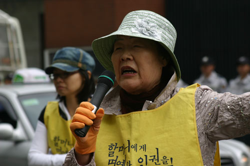 일본군'위안부' 피해자 이용수 할머니 일본군'위안부' 문제해결을 위한 810차 수요시위에서 이명박 대통령을 향해 분노를 토해내고 있다