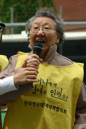 일본군'위안부' 피해자 길원옥 할머니가 일본군'위안부' 문제해결을 위한 810차 수요시위에서 이명박 대통령을 향해 분노를 토해내고 있다