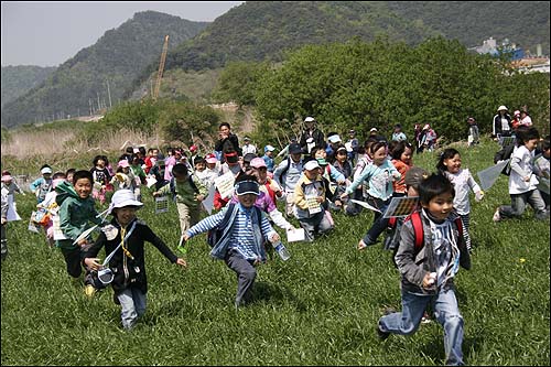 가자! 화포습지로 화포습지 중앙부에서 관찰활동을 시작하는 아이들