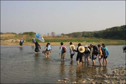 여주 남한강의 지류인 양화천을 건너는 모습. 이곳의 물은 탁한 편이었지만 냄새는 거의 나지 않았다. 