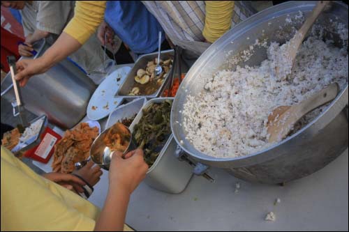 밥차에서 만든 저녁 식사. 느티나무와 개똥쌤이 큰 역할을 하시고 다른 선생님이나 학부모님들이 함께 밥을 만든다. '발우공양'을 해야한다. 