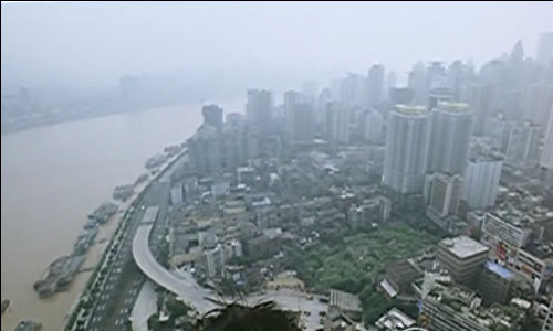 휘감아도는 창장(長江)을 따라 충칭(重慶) 의 현대식 건물들이 솟아 있다.