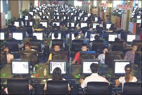 수많은 중국 네티즌이 PC방에서 인터넷 삼매경에 빠져있다. 80후 세대는 인터넷을 통해 은밀한 욕구를 내뱉고 있다.