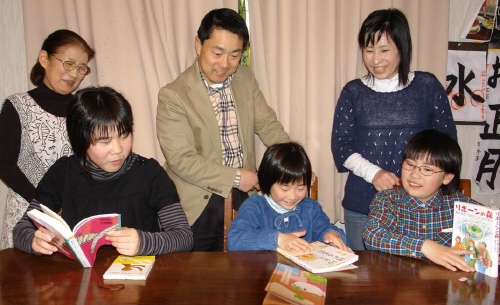 일본 이바라기현 다이고 마치에 사는 후지타 다카노리 씨 가족이 책을 읽은 소감을 나누고 있다. 일본에서는 온 가족이 책을 읽고 토론하는 <집안독서>가 확산되고 있다.
