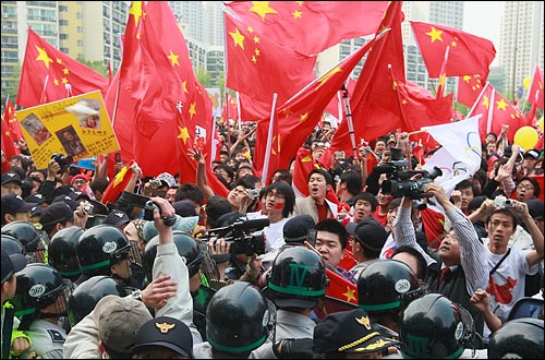 중국 유학생들이 27일 오후 서울 송파구 올림픽공원 평화의 문 광장앞에서 성화가 출발한 뒤 중국의 인권 탄압에 반대하는 시민단체 회원들과 충돌하여 대치를 벌이고 있다.
