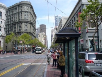 왼쪽이 케이블카 종점이고 오른쪽이 Westfield San Francisco Center입니다.
