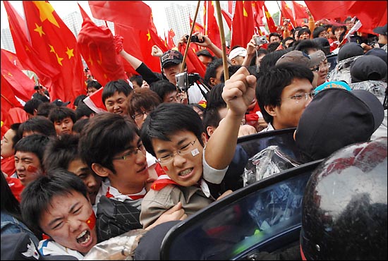 중국인 유학생들이 베이징 올림픽 성화 봉송을 반대 집회를 열고있던 시민단체 행사장 달려가자 경찰들이 이를 저지하며 격렬한 몸싸움을 벌이고 있다.