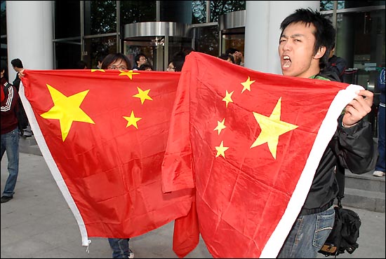 중국인 유학생들이 베이징 올림픽 성화 봉송을 반대 집회를 열고있던 시민단체 행사장으로 달려가며 강력히 항의하고 있다.