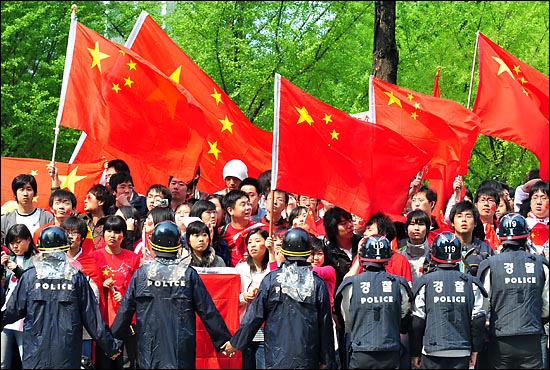 중국인 유학생들이 베이징 올림픽 성화 봉송을 반대 집회를 열고있던 시민단체 행사장 달려가자 경찰들이 이를 저지하고 있다.