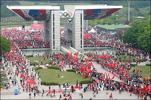 27일 오후 서울 올림픽공원 평화의 광장에서 수천명의 중국인들이 오성홍기를 흔드는 가운데 북경올림픽 성화봉송행사가 열리고 있다.