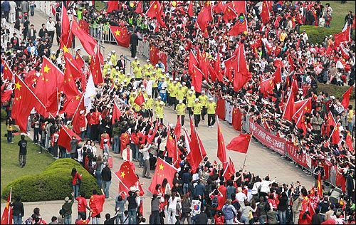 27일 오후 서울 올림픽공원 평화의 광장에서 수천명의 중국인들이 오성홍기를 흔드는 가운데 북경올림픽 성화봉송행사가 열리고 있다.