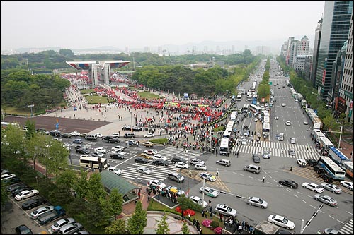 27일 오후 서울 송파구 올림픽공원에서 베이징올림픽 성화봉송 행사가 열리고 있다.