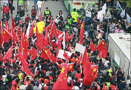 27일 오후 서울 송파구 올림픽공원에서 열린 베이징 올림픽 성화봉송 행사에 참석한 중국인들 수천명이 '베이징 올림픽 성화봉송 저지 시민연대' 집회장으로 몰려가 충돌하고 있다.