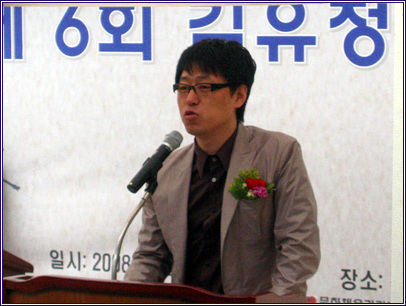 제2회 김유정문학상 수상자로 <펭귄뉴스>의 작가 김중혁 씨가 선정됐다. 당선작은 <엇박자D>
