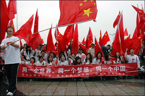 성화봉송 행사 시작 전, 함께 모여 즐거운 시간을 보내고 있는 중국 유학생들
