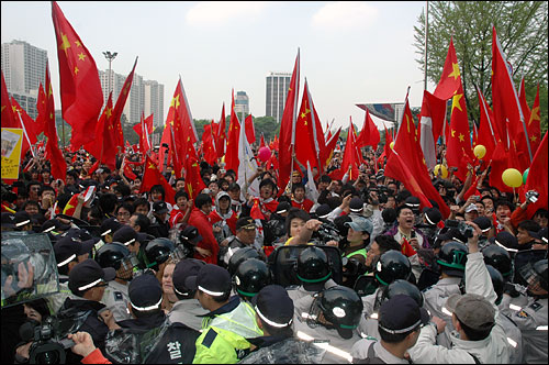 도로를 점거하고 경찰과 대립중인 중국 유학생들 모습