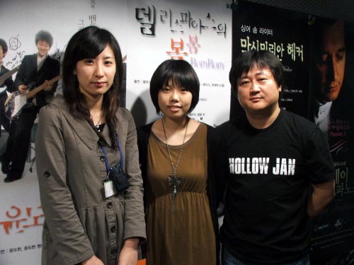 스페이스 공감을 이끌고 있는 고현미 피디(가운데)와 백경석 피디.  그리고 장연이 작가(왼쪽)와 진세연 권영순 작가가 '매일매일 라이브' 공연을 공감의 무대에 올리고 있다.  
