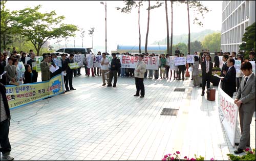  28일 오후 4시30분경 마산 창신대 본관 앞에서는 강병도 학장의 퇴진을 촉구하는 교수노조(왼쪽)와 '외부 세력 물러가라'고 외치는 교수평의회(오른쪽)가 같은 시각 기자회견을 열어 한때 험악한 분위기가 연출되었다.