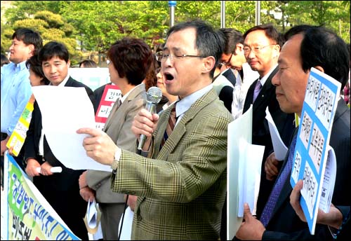  김남석 교수노조 부산울산경남지부장인 김남석 경남대 교수가 성명서를 낭독하고 있다.