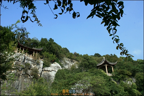 수저우 타이후 스공산에 있는 두 개의 정자
