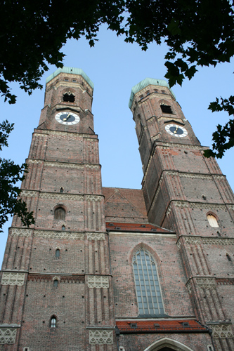 뮌헨의 상징적인 성당으로 탑의 모양이 인상적이다.
