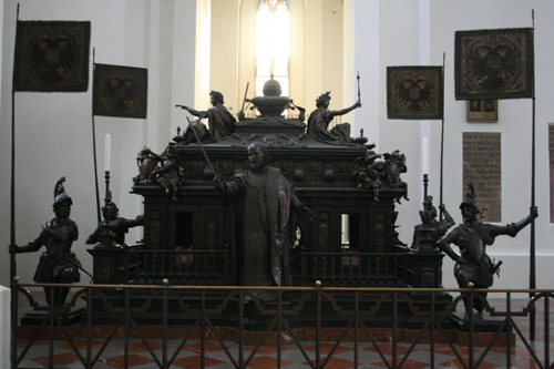바이에른의 위대한 왕의 묘가 성당 내에 자리하고 있다.
