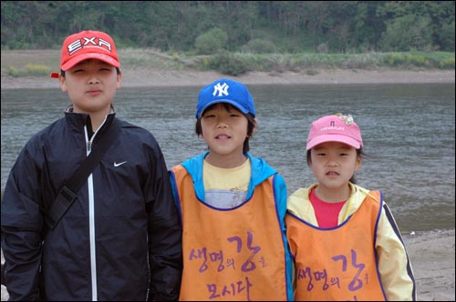  금강을 옆에 끼고 백제 큰 길을 따라 곰나루까지 씩씩하게 걸어온 송인상. 정승규. 정지원 