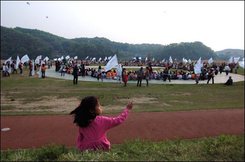  금강 둔치 공원에 도착한 대운하 반대 도보 순례단