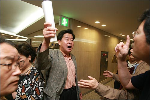 봉태홍 국가쇄신국민연합 집행위원장이 '친일인명사전 수록대상자 명단' 발표 기자회견장앞에서 고함을 지르자 주최측 관계자가 조용히 하려며 손짓을 하고 있다.
