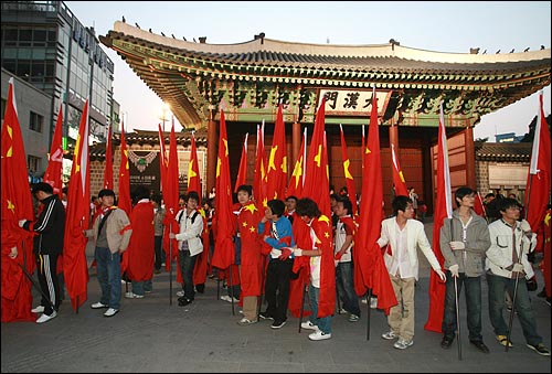  베이징 올림픽 성화봉송 행사에 참석했던 중국 학생들이 27일 밤 서울시청 부근 덕수궁앞에서 오성홍기를 들고 줄지어 서 있다.